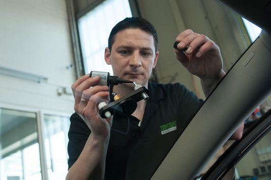 Wie kann ich eine Werkstatt für Autoglas Reparatur in meiner Nähe finden?